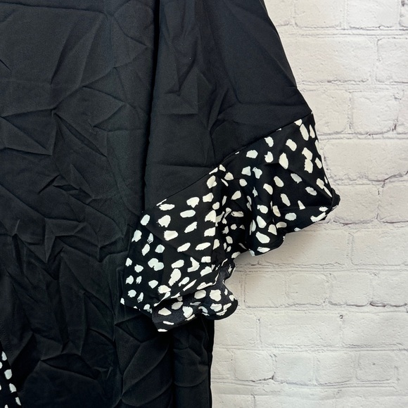 BloomChic Black Zipper Detail Blouse with White Patterned Accents Plus Size 6X - Picture 4 of 7